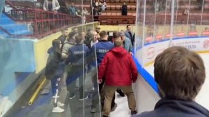 В Саратове матч НМХЛ превратился в эпичное ледовое побоище — махались все, кому не лень.