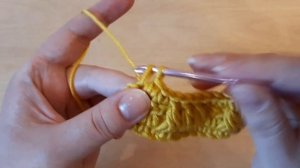 Плотный, рельефный узор крючком с пышными столбиками.