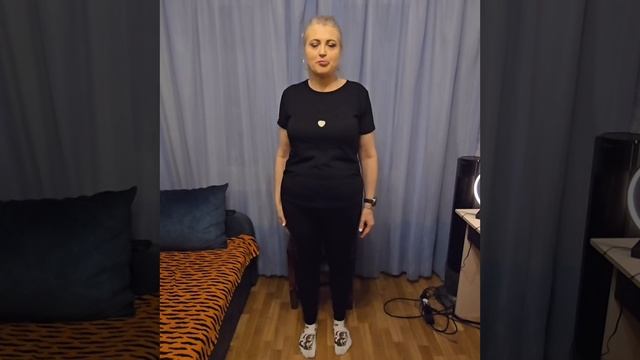 Приседания для начинающих. Техника выполнения приседаний со стулом