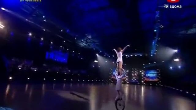 Дуэт акробатов на велосипеде Адажио