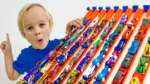 Влад и Ники. Крис и Ники играют с игрушечными машинками! Видео для детей.