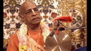 Утренняя прогулка Шрилы Прабхупады 02.05.1974, Бомбей. Благочестие приводит человека к Кришне!