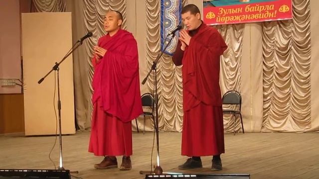 Buddhist monks in prayer - Буддийские монахи молятся