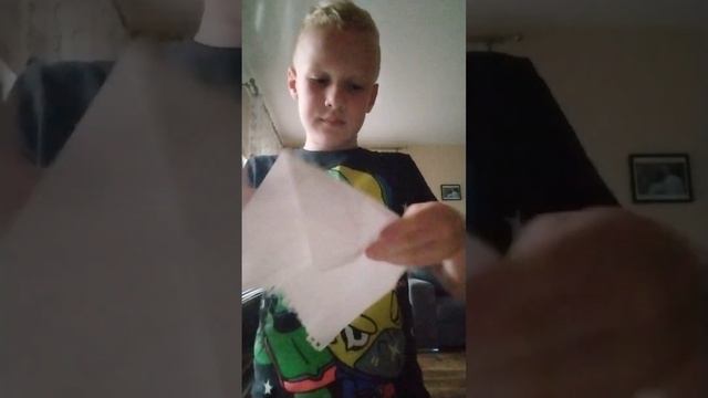 учимся делать самолетик из бумаги