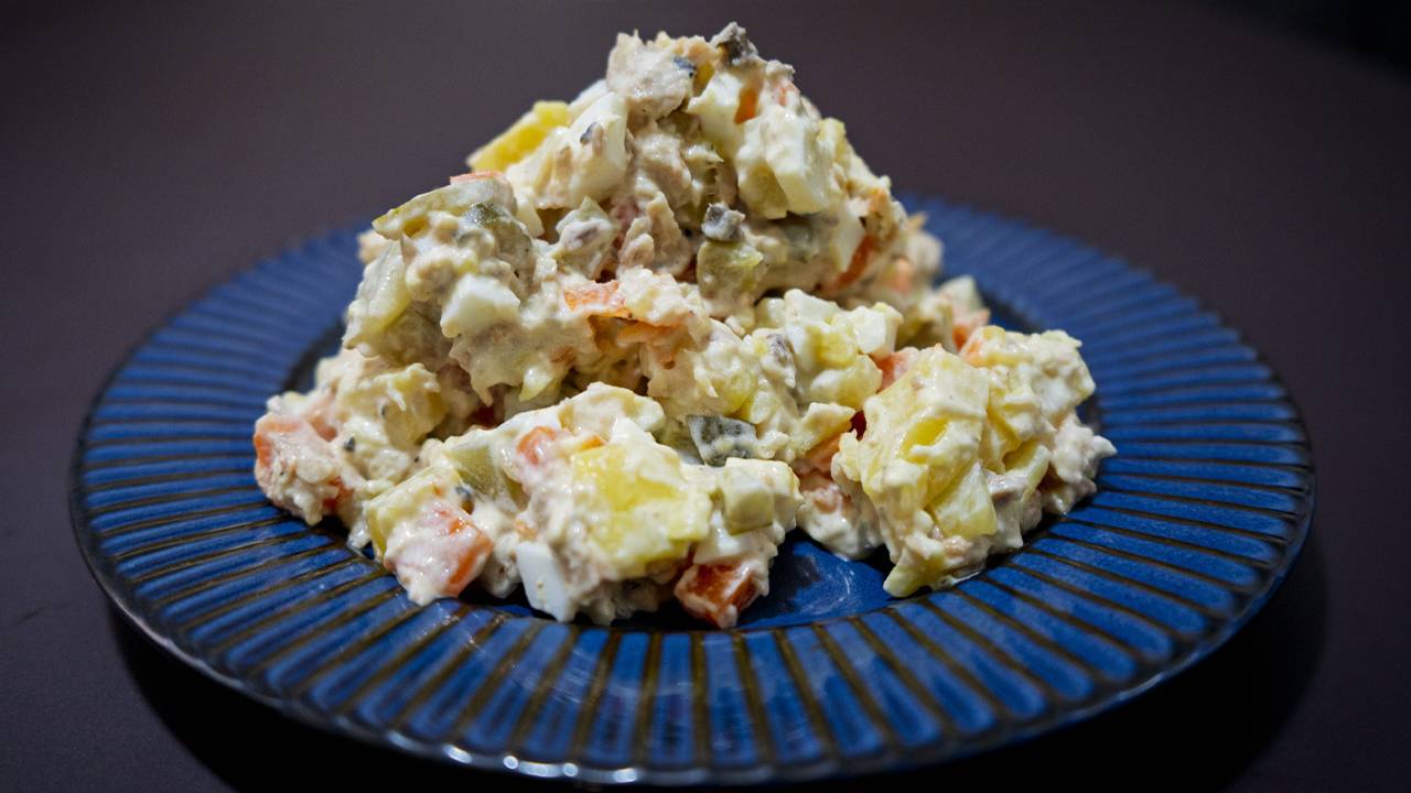 Салат из рыбных консервов с картошкой яцом и огурцом
