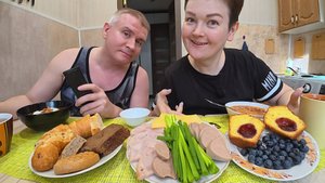 Мукбанг у нас свой ПРАЗДНИК, отмечаем каждый день) Вован ДОРВАЛСЯ до еды) Семейный обед в России