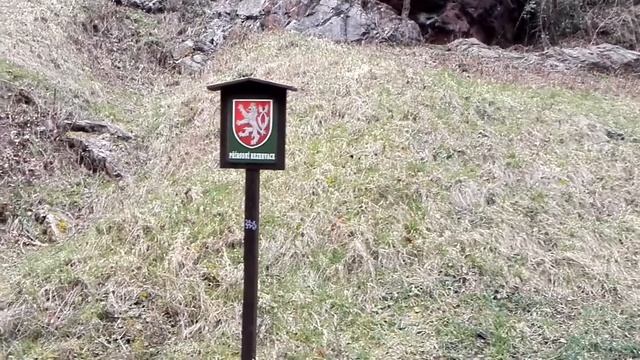 Набережная Влтавы в Bohnické Údolíe и Šárecký potok в ущелье скал в заповеднике Divoká Šárka в Праг смотреть онлайн