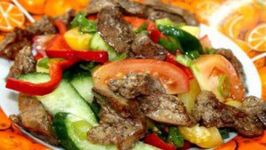 Овощной салат с куриной печенью