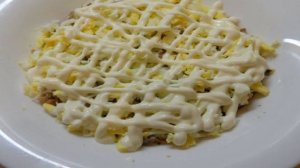 Салат с рыбными консервами и подкопченным сулугуни