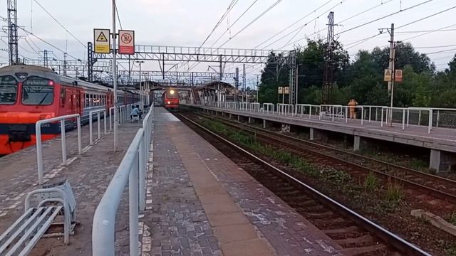 Электровоз 2ЭС6-1371 "Синара" следует резервом по станции "Фрязево".