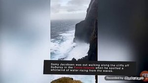 Текущую вверх по горному склону воду сняли на видео