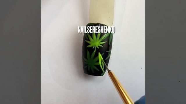 Канабис на ногтях