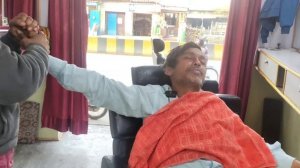 Уличный парикмахер делает потрясающий массаж головы.   Космический индийский массаж