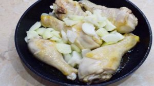 Куриные голени с луком и шампиньонами