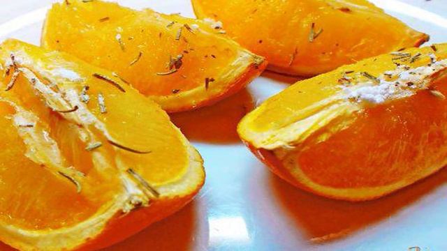 Десерт из апельсина запеченного в роме с розмарином