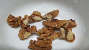 Салат из рукколы с мандарином под ореховым соусом