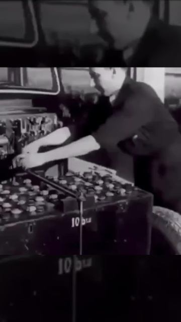 Смена батареи в электрическом автомобиле. Испания, 1943 год.