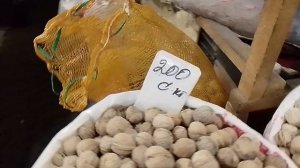 Ошский рынок в Бишкеке,продажа орехов курта,кураги. Базар в Кыргызстане