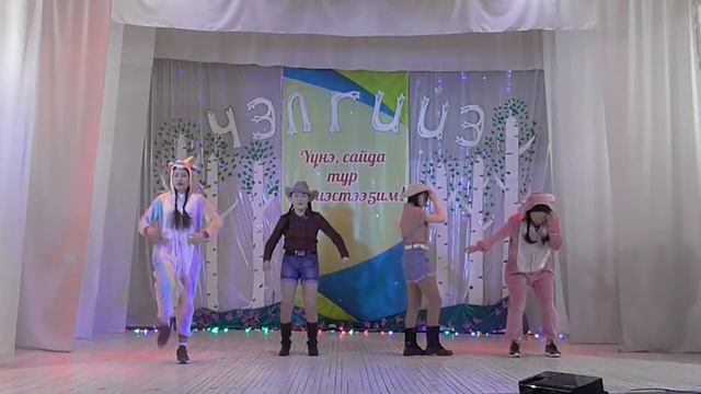 "Үүнэ сайда тур, Кириэстээҕим!" фестиваль. "Чэлгийэ" түөлбэ концера (2018) смотреть онлайн