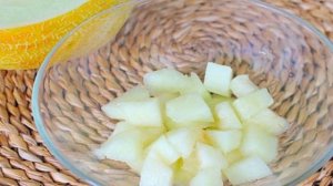 Фруктовый салат из дыни и персика с семенами льна