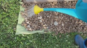 Отсыпка между грядками камушками.