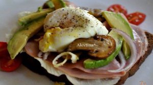 Яйца пашот с ветчиной и грибами