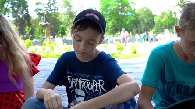 Прикольная бабушка и Кристина прогуляли школу. Кого они встретили?