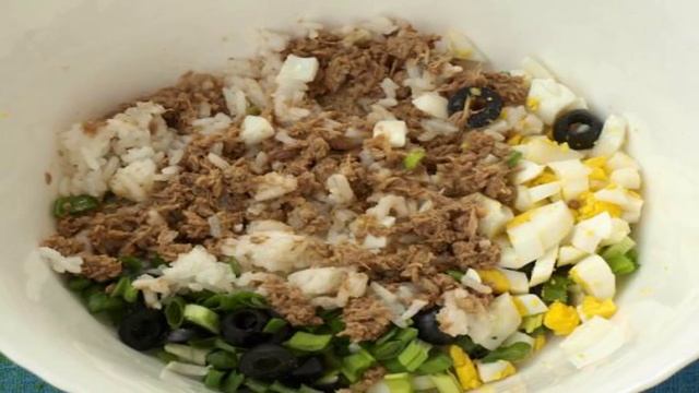 Салат из тунца с рисом и яйцом