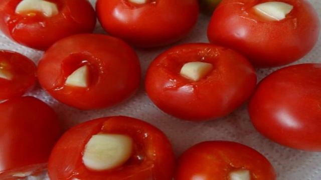Помидоры с чесноком в медовом маринаде
