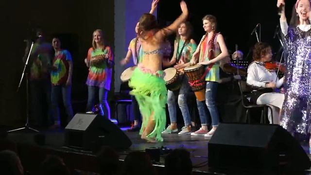 Гузель Саттарова и оркестр "Романтика" - "Waka Waka" (This Time For Africa, live) смотреть онлайн