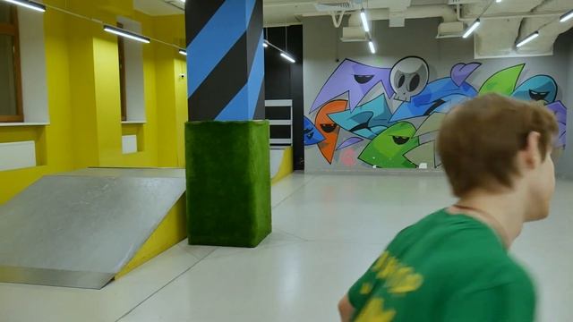 Крытый скейт парк в Москве. Тут учат трюкам. Обучение трюковому самокату тренировки с Инструкторо