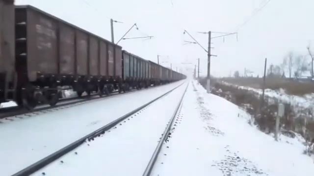 Со снегом и торможением! 3ЭС5К-637 "Ермак" с грузовым поездом и приветливой бригадой тормозит смотреть онлайн