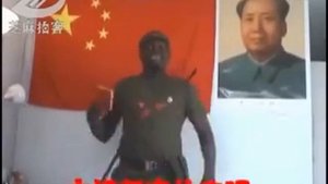 Негр поёт и танцует под китайскую песню