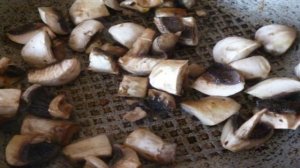 Утиная печень с шампиньонами в сливках