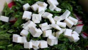 Салат с редисом огурцом и брынзой