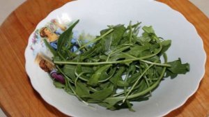 Салат из рукколы, перца и вяленых томатов