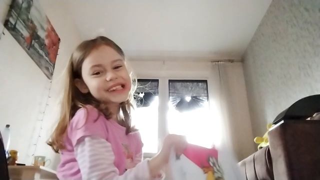 лежу за своей близняшкой Полиной