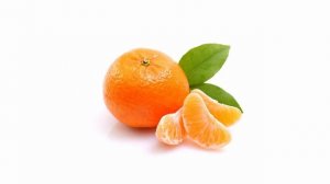 мандарин лежит на белом фоне под дабстеп