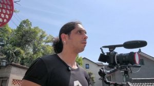 Мы с Джэмом идём с чайных полей и обсуждаем жару.