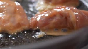 ТОП рецепт! САМЫЕ ВКУСНЫЕ куриные бедра на сковороде! Очень сочные и ароматные