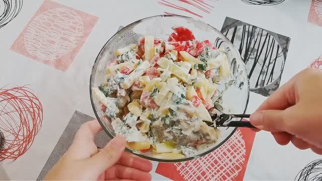 Салат из кабачков с чесночной сметаной