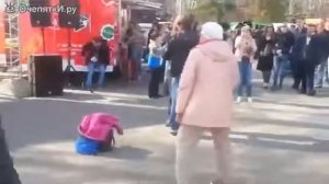 Женщина без комплексов на танцплощадке Прикол