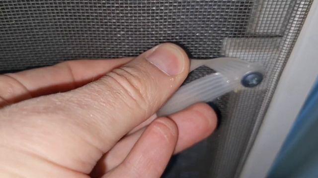 Какие ручки можно установить самому на москитной сетке, и из чего их сделать?