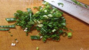Зеленый весенний салат с кунжутом