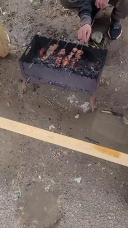 1 Мая жарим шашлык несмотря на дождь