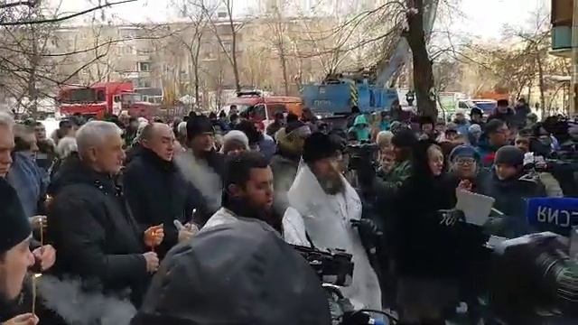 Магнитогорск, церковная служба на месте трагедии смотреть онлайн