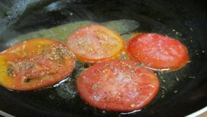 Яичница с помидором и фасолью