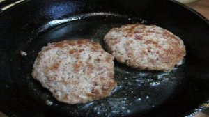 Сэндвич с квашеной капустой и перепелиным яйцом