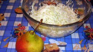 Овощной салат с грушей и прикопчеными сосисками