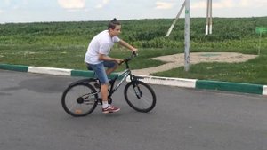 Трюки на обычном, не предназначенном для трюков, велосипеде